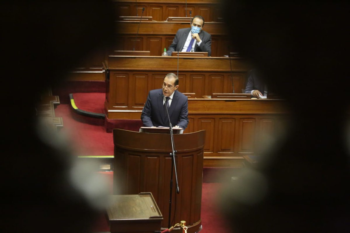 WalterMartosR's tweet photo. La mejor manera de trabajar unidos es escuchando atentamente la voz del pueblo. Agradezco sinceramente la confianza otorgada por el @congresoperu y reitero el compromiso del Gabinete para pasar de las palabras a la acción. #ElPerúPrimero https://t.co/5rQ8TgO0F3