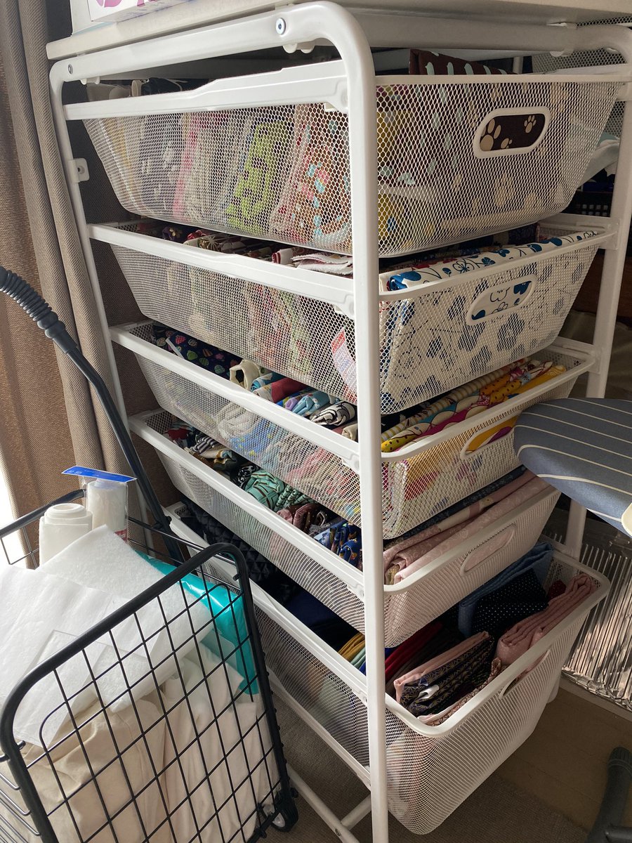 がま口ショップ ハミングバード 生地の収納方法が話題になっていたので よく使う生地はikeaのメッシュの引き出しに ダブルガーゼやスムースニットやジャージ生地などベビー用品に使う物は衣装ケース乾燥剤と一緒に ラミネート生地はdaisoのワイヤーネット がま口ショップ ハミングバード 生地の収納方法が話題になっていたので よく使う生地はikeaのメッシュの引き出しに ダブルガーゼやスムースニットやジャージ生地などベビー用品に使う物は衣装ケース乾燥剤と一緒に ラミネート生地はdaisoのワイヤーネット