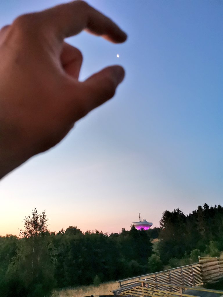 WorldofKeralis's tweet image. Just finished grinding resources for the next episode of Hermitcraft, it took all night. Gnite all, going to crush this little light bulb now.