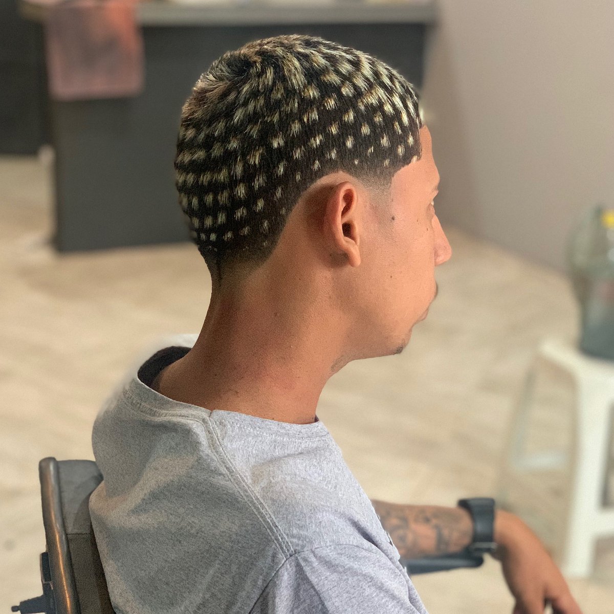 martins2r0's tweet photo. Rapaziada que puder dar um Rt pra ajudar a divulgar o trabalho do amigo vai deixar forte rs 
Seguem no meu insta @2R_barbeiro e fique por dentro dos cortes 💈💪🏼
#BarbeariaBlessed 🙌🏼💈❤️
#Barber2R 
#ReflexoAlinhado https://t.co/lB12a5MiU1