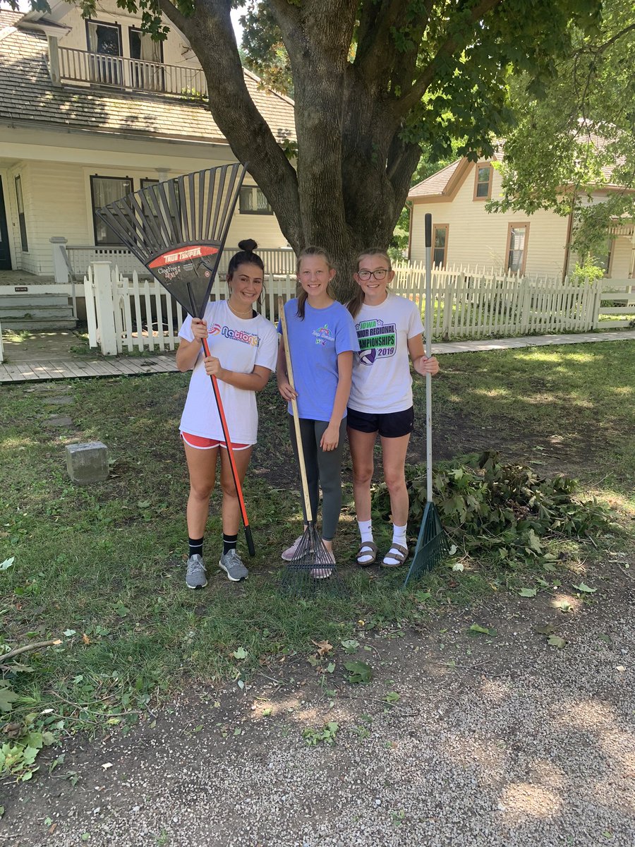 WBVolley's tweet photo. These bears are putting in work on and off the court. 💪🏼🏐 https://t.co/IaVizn7RJi