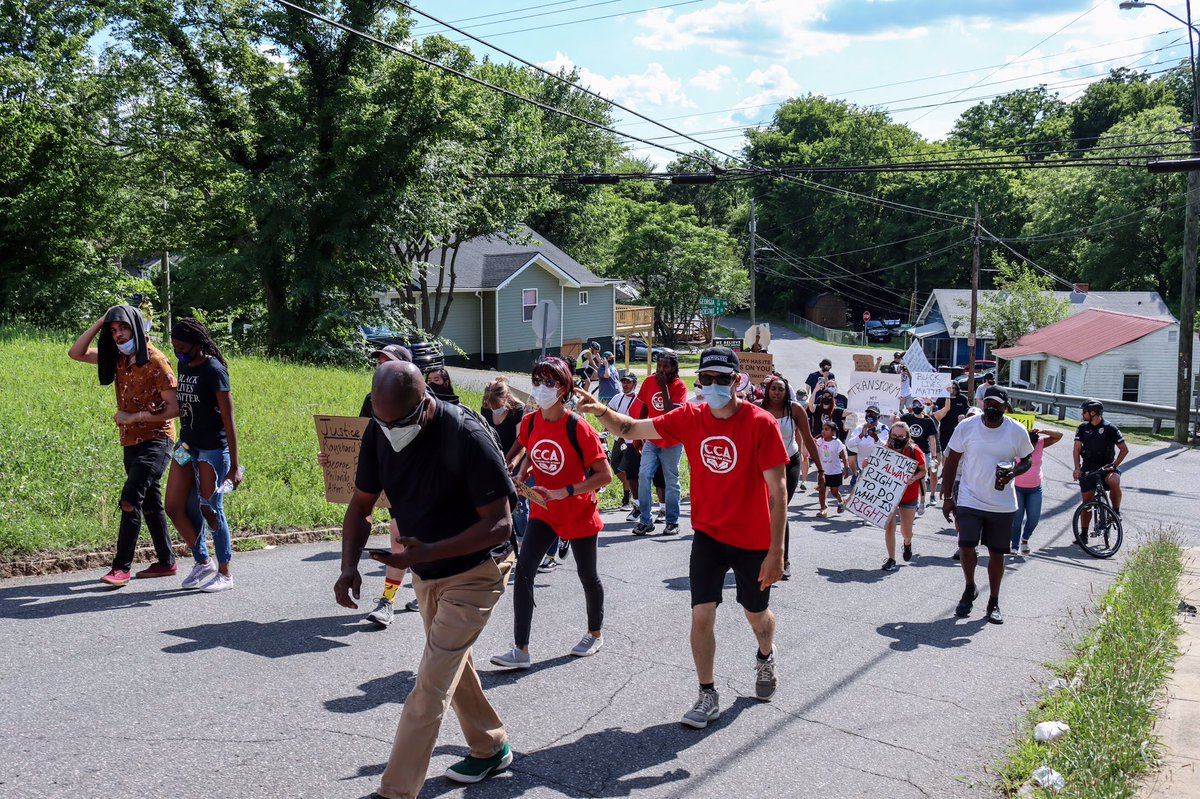 Communitycivil's tweet photo. Only going up from here 🧗🏽��♂️
📸@jamssociety
#CCA #JustCivil #Concord #Love #Peace #Justice #Freedom #CollectiveAction #Concordprotest #ncprotest #Long2020 https://t.co/3Z5q9KQjtE