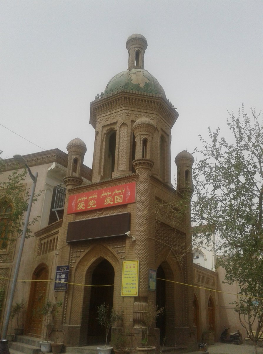 16/ Kashgar (courtesy of  @shahitbiz) "Love the Party, Love the Country"