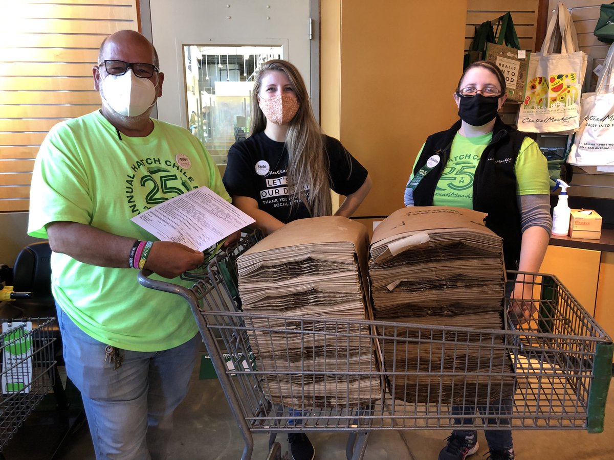 Dickie6My's tweet photo. Thank you Central Market Southlake and Billy for donating 600 bags to Lakeview for student resources. ⁦@CentralMarket⁩  ⁦@LakeviewBobcats⁩ https://t.co/XdUvDgHn2M