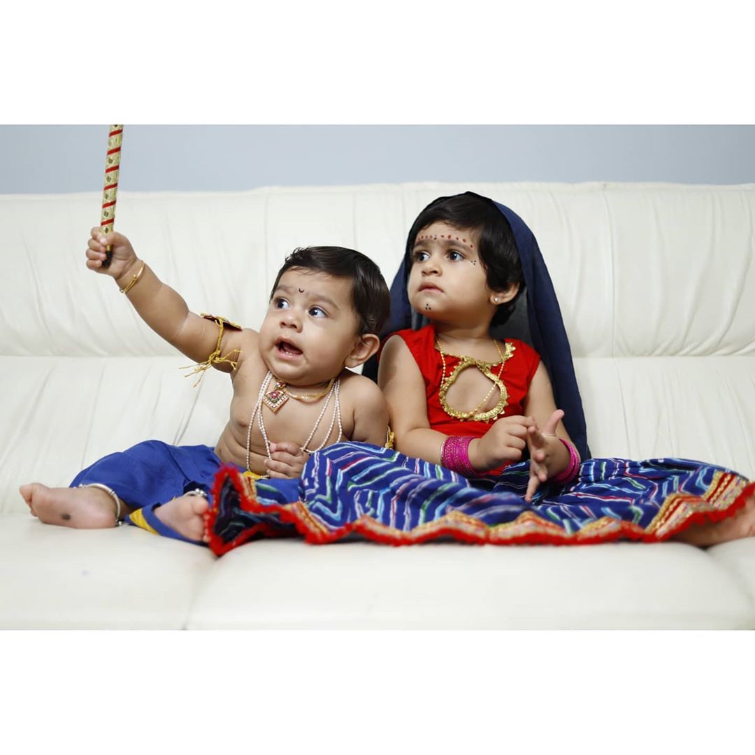 telugufilmnagar's tweet photo. Yash shares these adorable pictures of his kids dressed up as Radha and Krishna!😍

 #Yash #Tollywood #TeluguFilmNagar https://t.co/dnuhXVDtEo