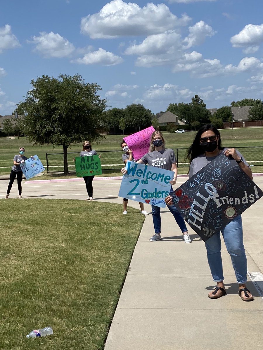 Mrsrobs2's tweet photo. Second grade waiting for the fun to begin at Sonntag’s reverse parade. @Sonntag_Second @SonntagElem @msbenavides2nd @Restmeyer2nd @teaguesecond @AmyHicksTX https://t.co/R4Qd9RIf9z