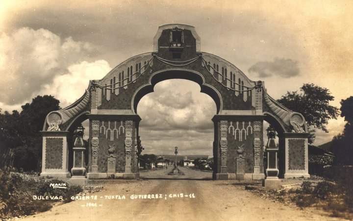 GabyCoutino's tweet photo. #TuxtlaGutiérrez celebra otro aniversario más como capital de #Chiapas. Un día como hoy de hace 128 años, #EmilioRabasa trasladó los poderes de #SanCristóbal hacia esta ciudad. A la antigua #Coyatoc o #Tuchtlán le hacen falta gobernantes actuales que dignifiquen su historia https://t.co/T8HoVItOqE