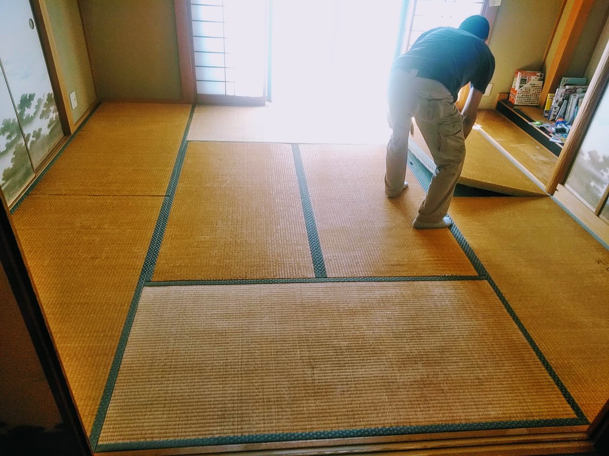 まひる 80億人のおかん まひる社長 朝からtwitterばっかやってんな と 思ってるでしょ 朝イチ職人の手元やってきたよ 畳上げの側から掃き掃除 家具類移動の補助まで 明日は表替えした畳の搬入 張替えしたての畳は気持ちいいぞっ 施主様はうちの