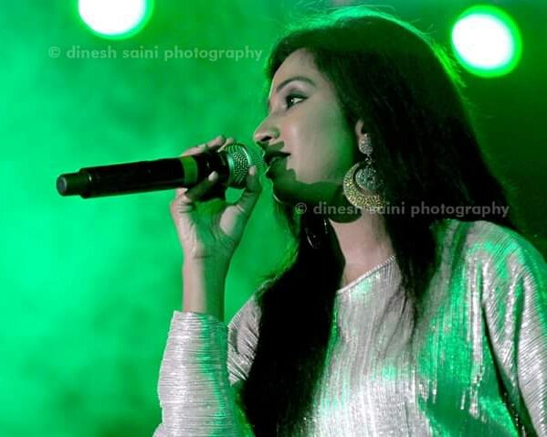 SonaSsg's tweet photo. Morning brighting up with such phenomenal musical stuffs.♥
@shreyaghoshal Good morning princess.♥ #FavThrowback
Have an awesome day ahead with immense blessings & abundance of love.♥ https://t.co/a7pfuo1Hbu