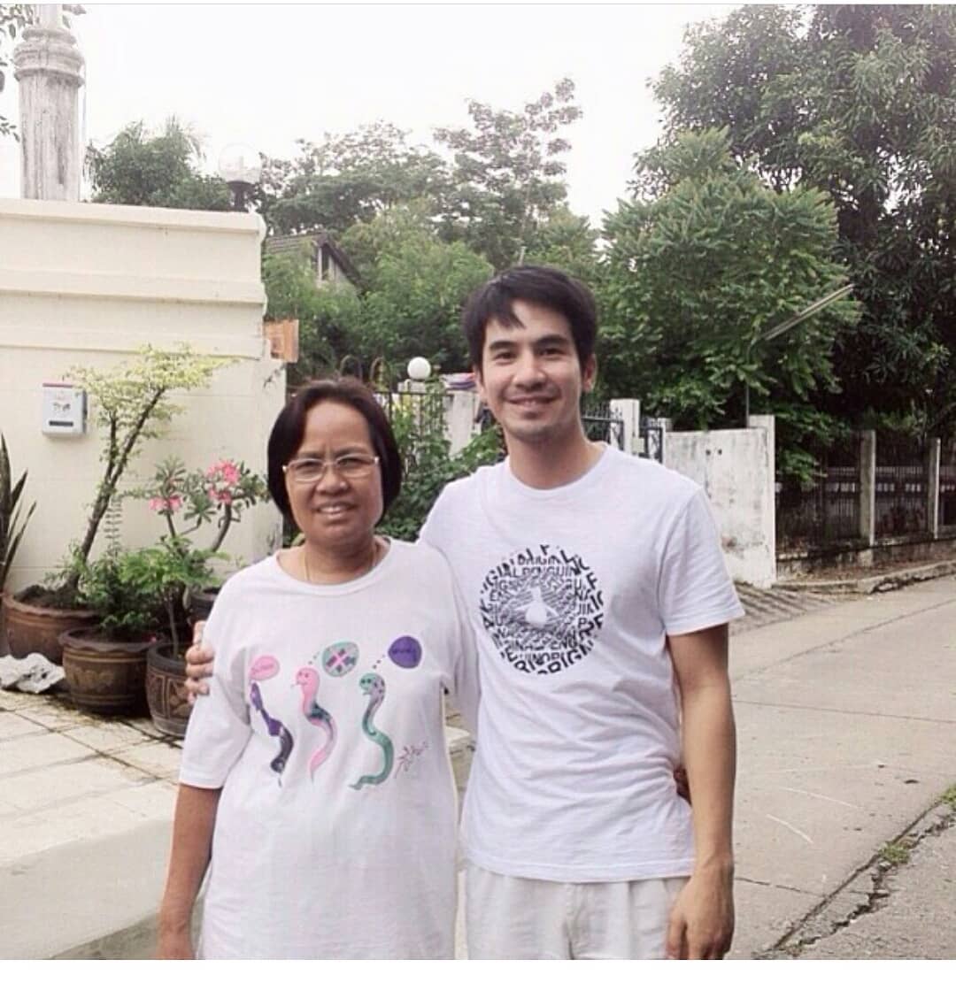456pdpd456's tweet photo. สวัสดีค่ะคุณแม่ที่เคารพรักวันแม่ปีนี้ขอให้มีแต่ความสุข/สุขภาพแข็งแรงนะคะ/ขอบคุณที่คุณแม่สร้างผู้ชายที่ชื่อโป๊ปขึ้นมาได้ดีในแบบฉบับของคุณแม่เอง/พวกเราดีใจที่ได้มาติ่งพป.และภูมิใจในตัวพป.มากพวกเรารักพป.นะคะมาค่ะสะใภ้วรรธนะภูติไหว้คุณแม่🙏
#popezaap
#สะใภ้ส้มส้ม
#สะใภ้วรรธนะภูติ https://t.co/TZATgPHVX0