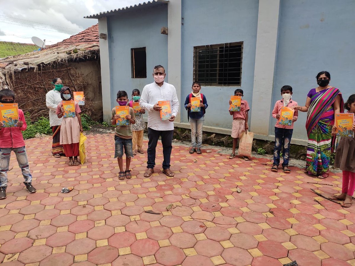 jkhairnar's tweet photo. Covid 19 च्या पार्श्वभूमीवर मुलांचे शिक्षण थांबू नये यासाठी शाळेतील सर्व मुलांना स्वाध्याय पुस्तकांचे वाटप करण्यात आले .   @SakalNashik @Dietnashik1 @VaishaliVeer1 @ZPNashik_Edu https://t.co/Ezt93vxI45