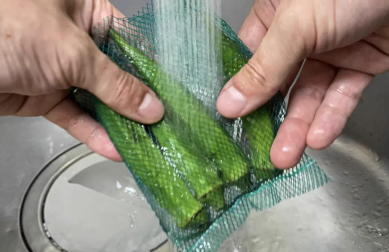 ぜんぜん知らなかった！オクラの網が『そのまま揉み洗い』出来る為の物だと言うことを。