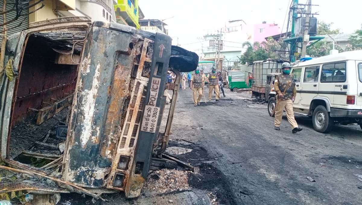 Pics from yesterday's riots in  #Bengaluru  #Riots. See how it looks in the morning.Getting more pics with details soon. #bengalururiots  #bengalururiot