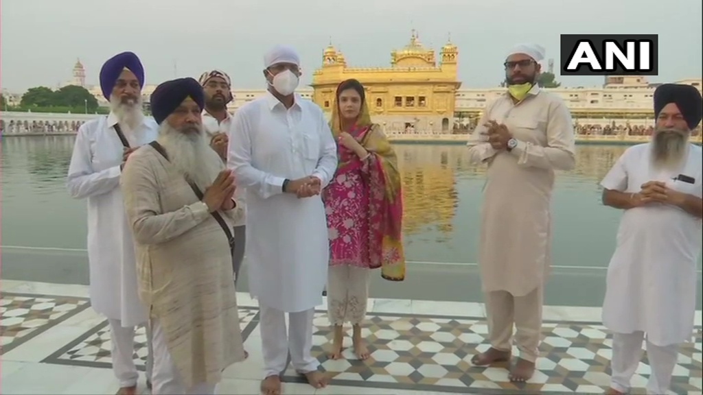 ANI's tweet photo. Punjab: Haryana Deputy Chief Minister Dushyant Chautala offered prayers at the Golden Temple in Amritsar today. https://t.co/FSBIoUEKWD