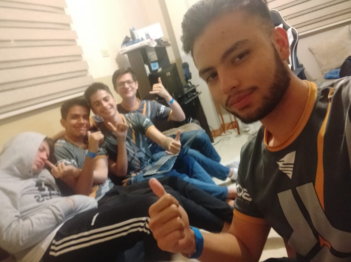 aLLegendah's tweet image. @Lordfivi Feliz cumpleaños hermano mio! Siempre vamos a estar ahí! #aL4Life #aLFamily