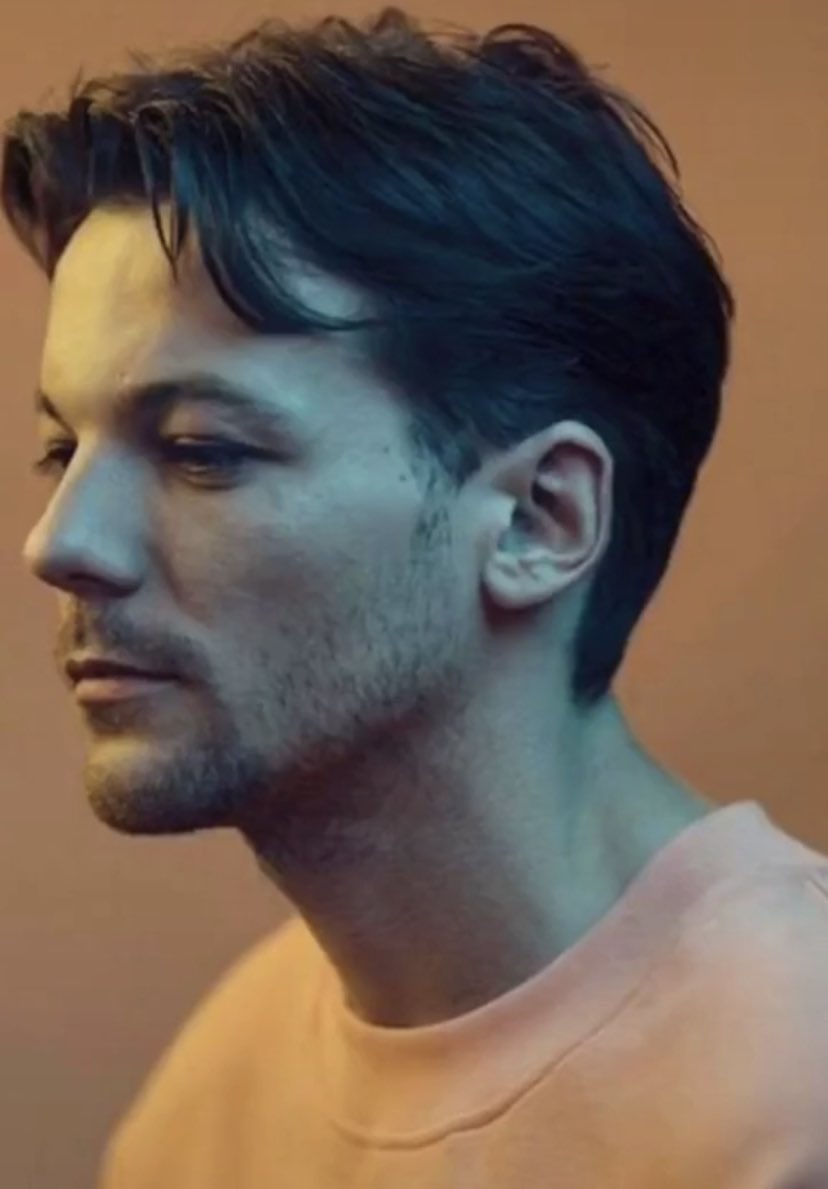 CIGSAFTER5SOS's tweet photo. LOUIS WITH A MIDDLE PART LOUIS WITH A MIDDLE PART LOUIS WITH A MIDDLE PART LOUIS WITH A MIDDLE PART LOUIS WITH A MIDDLE PART #LouisTomlinson #LouIsFree @Louis_Tomlinson https://t.co/y1a8bce3yI