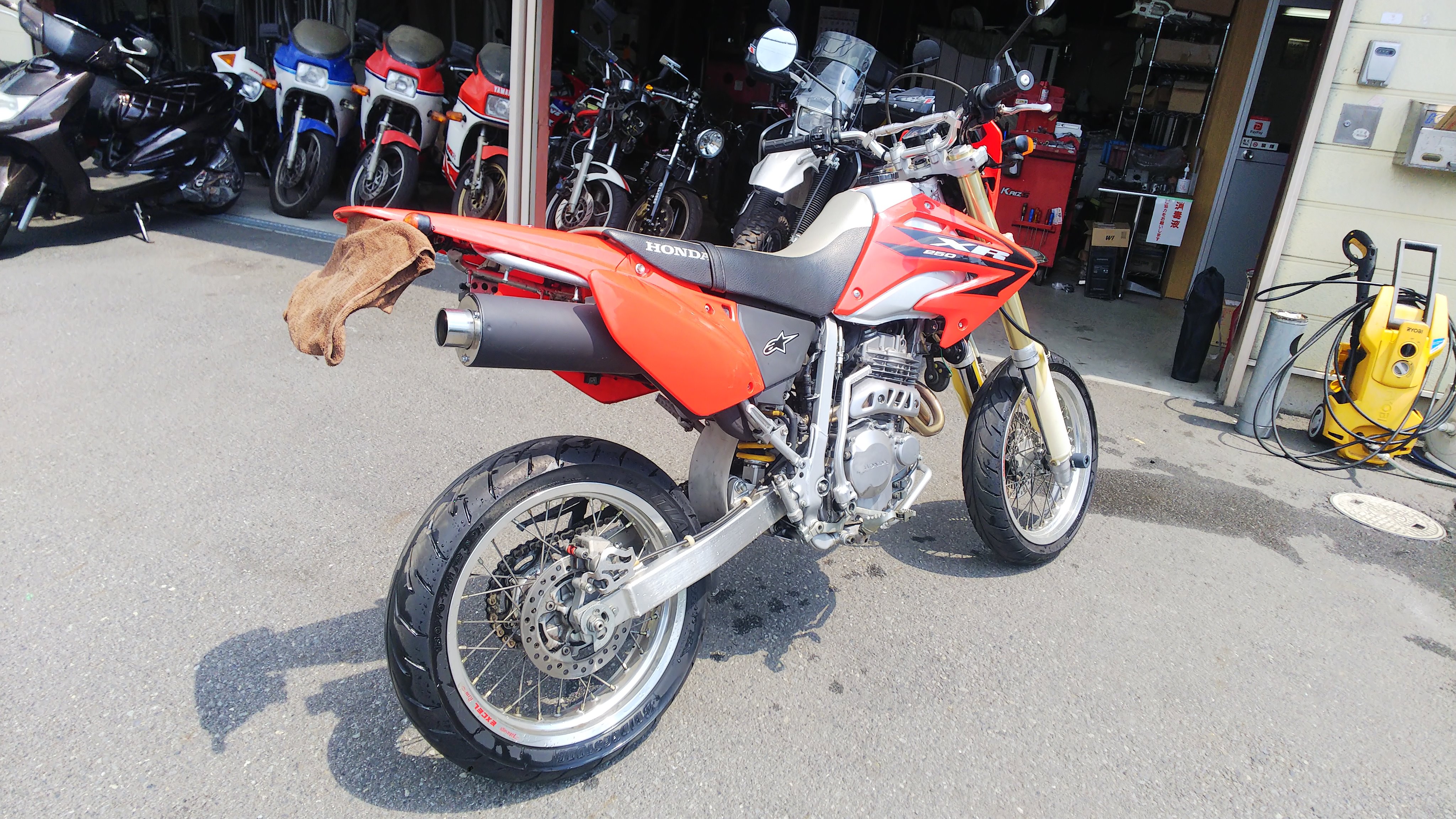 バイクショップ カイズ 状態の良いxr250モタードの中古車入庫しました ワンオーナーで走行12 000 です カスタム個所はカーボンfフェンダー フェンダーレス レバーくらいでしょうか お問い合わせ等はコメントではなくdmの方からお願いします 通信