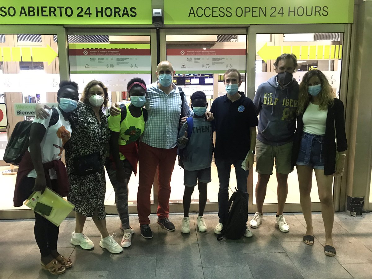 Esta mañana a las 6am se han ido a sus casas en Chad, 3 de los 7 menores que llegaron a España cos sus becas de estudios y deporte.