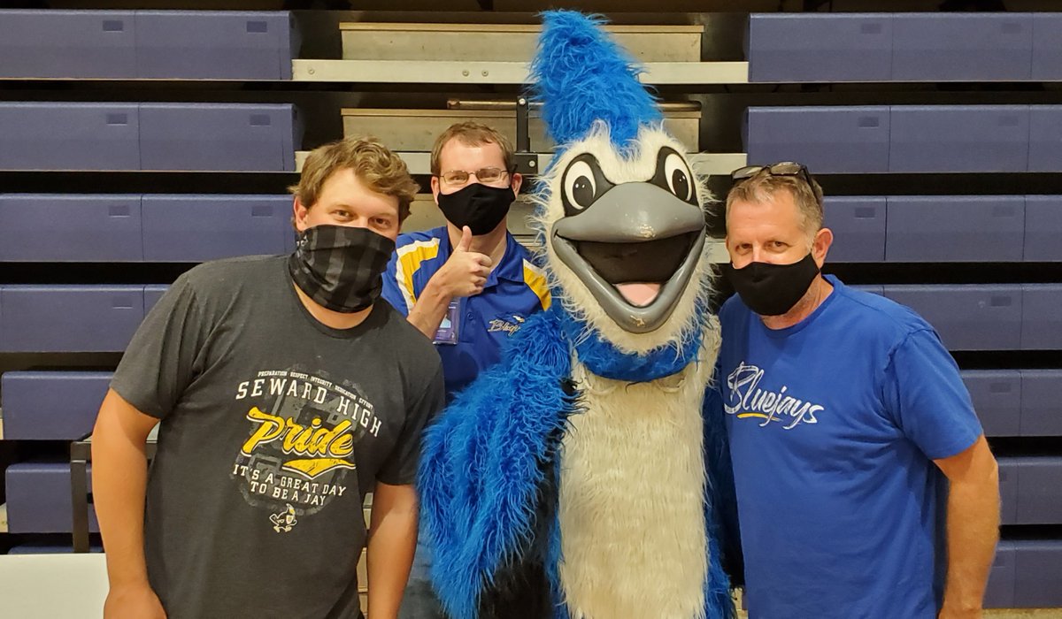 SewardBlueJays's tweet photo. Chromebook check out tonight was a success! #sewardjays #orientationnight https://t.co/5eAp4lLW9O
