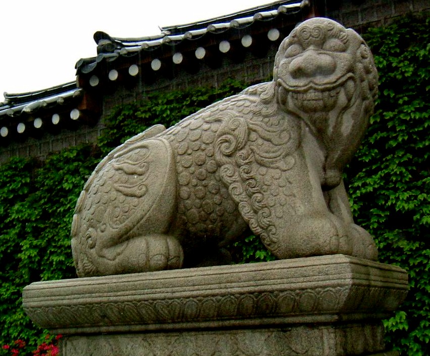 Or the haetae (해태, 獬豸xiezhi), an innately just being that worked as a detective of sorts in the court of Emperor Shun, sensing the wicked and ramming them with its horns. Below, we see it engraved on a Chinese judge's gravel. In Korea, it was named symbol of Seoul in 2009.