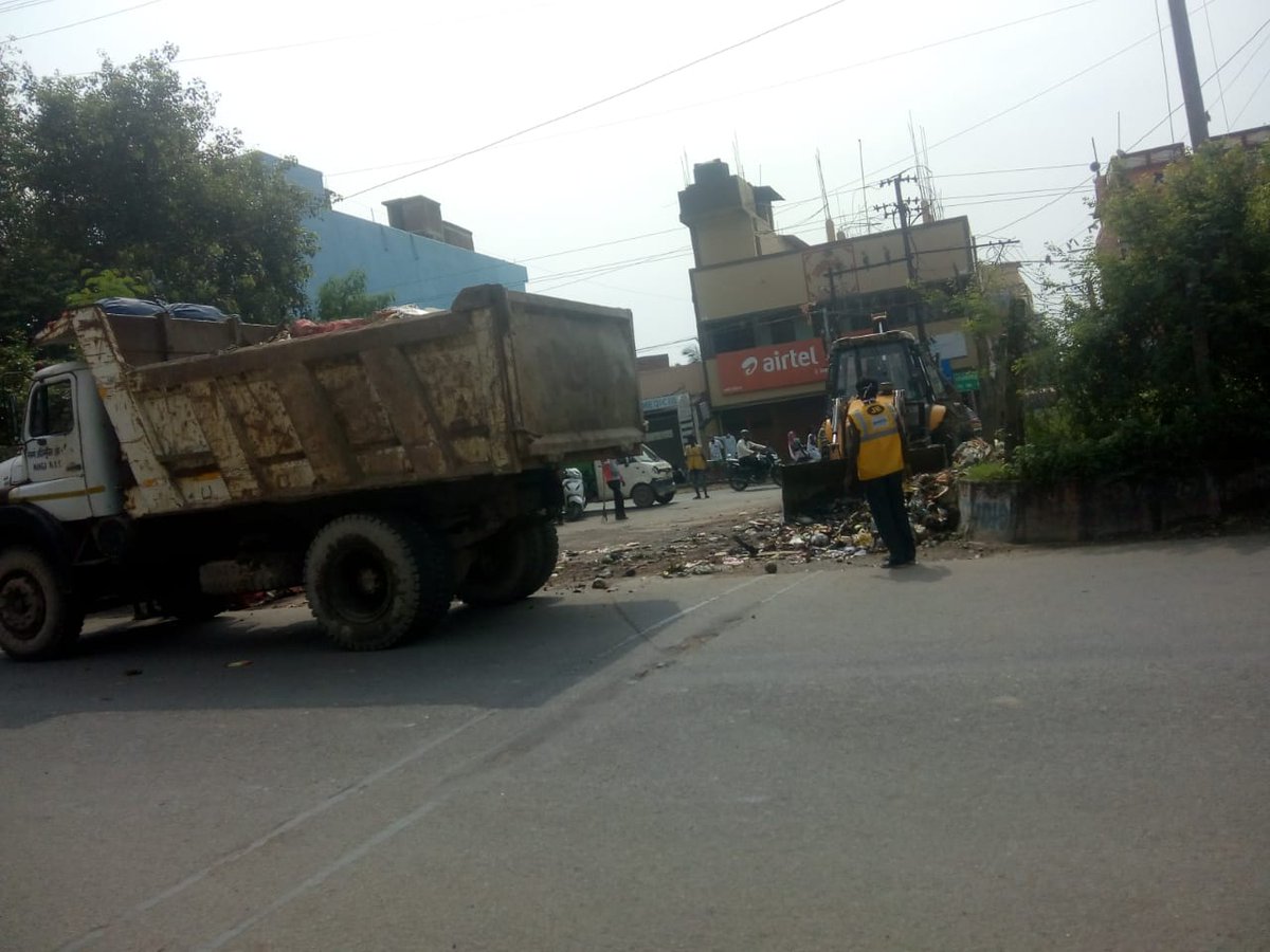DCEastSinghbhum's tweet photo. The cleaning crew lifted the garbage from the site and sprinkled bleaching powder. Kindly advise everyone to throw the garbage in the garbage bin only. It helps. Thank You! https://t.co/cSTj2eSbhG