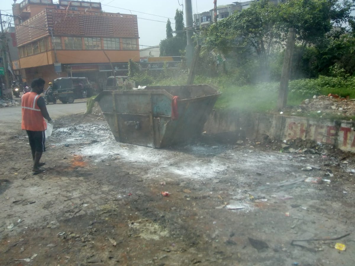 DCEastSinghbhum's tweet photo. The cleaning crew lifted the garbage from the site and sprinkled bleaching powder. Kindly advise everyone to throw the garbage in the garbage bin only. It helps. Thank You! https://t.co/cSTj2eSbhG