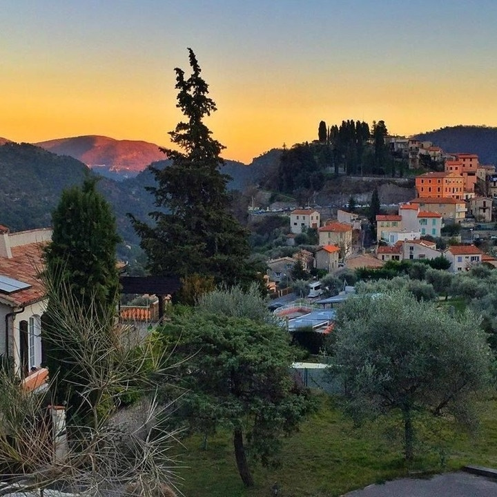 DdfPaca's tweet photo. 🏌️♂️From #RégionSud with love
Le cadran solaire du village de Coaraze,
signé entre autres Jean Cocteau, marque l'heure du réveil sur le village du soleil
Merci 📷@yilingelodie
@lesplusbeauxvillagesdefrance
#provence #artdevivre #southoffrance #provencegolf #golfing #golf #golfer https://t.co/wcMzvhb9AK