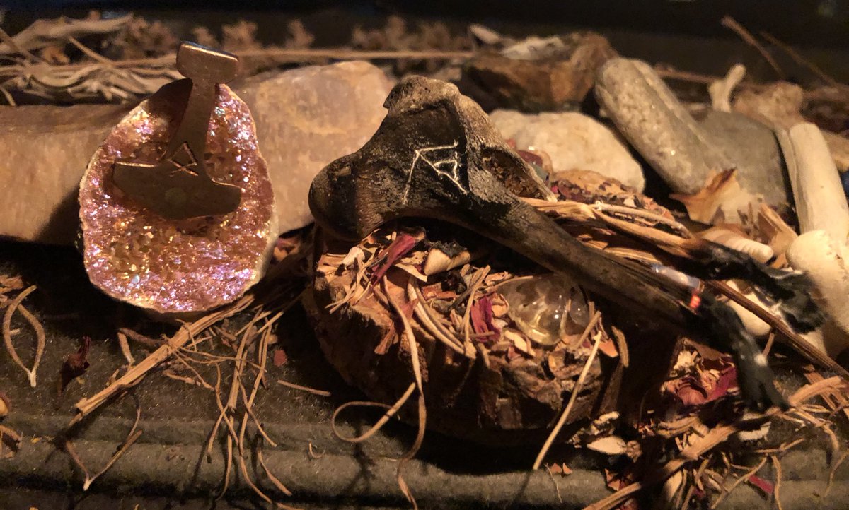 asatrumama's tweet photo. #bindrune #hammer #copper #sunsetaura #crystal #bone #runes #herbs #witch #seidkona #seidr https://t.co/f1Edv3FePe