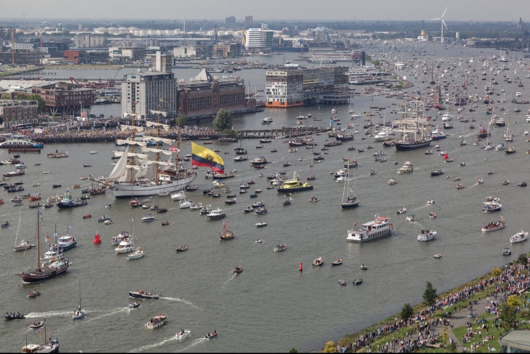 sailamsterdam's tweet photo. Wat had vandaag een bijzondere dag kunnen zijn: de dag van de 10e SAIL-In Parade! Spektakel op de kades en het water! Genieten van tientallen indrukwekkende Tall Ships, meezingen en dansen met duizenden bemanningsleden en nieuwe culturen vanuit de hele wereld ontmoeten. ⛵❤🤩 https://t.co/wV1sj5mDK9