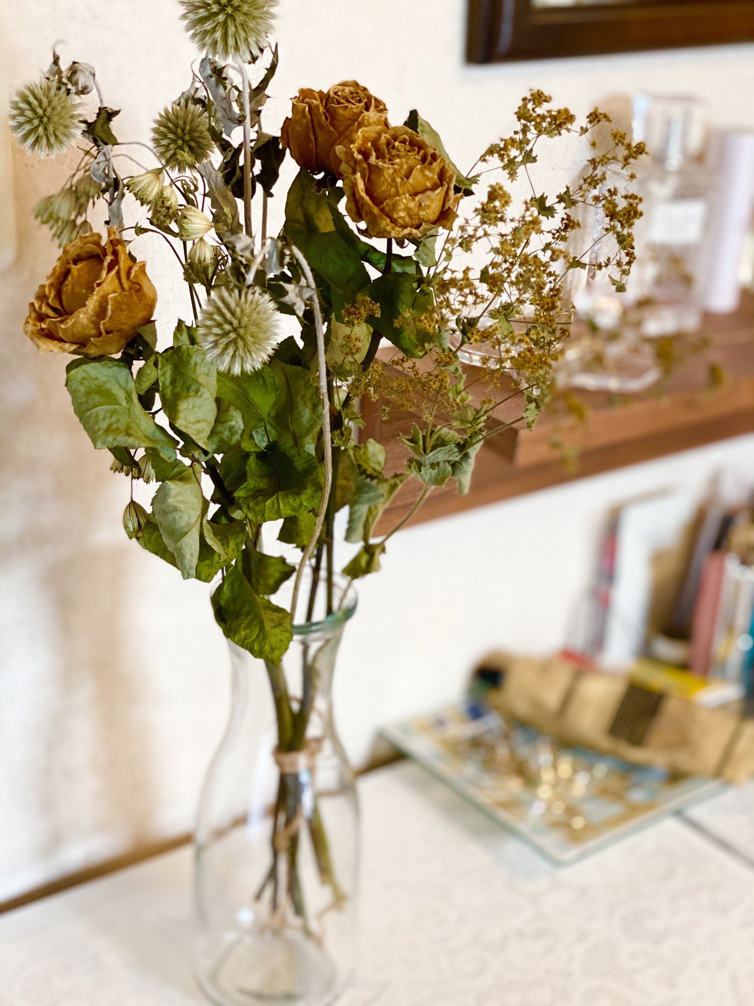 Komechan お花をドライフラワー化してみた なかなかいー感じᐠ ᐛ ᐟ ドライフラワー 風水的にはあまり良くないらしいw でもいいの 配信しながら選んだやーつ ダイソー花瓶 なかなかよき ポートレートのおかげ T Co Vvlwwompjd