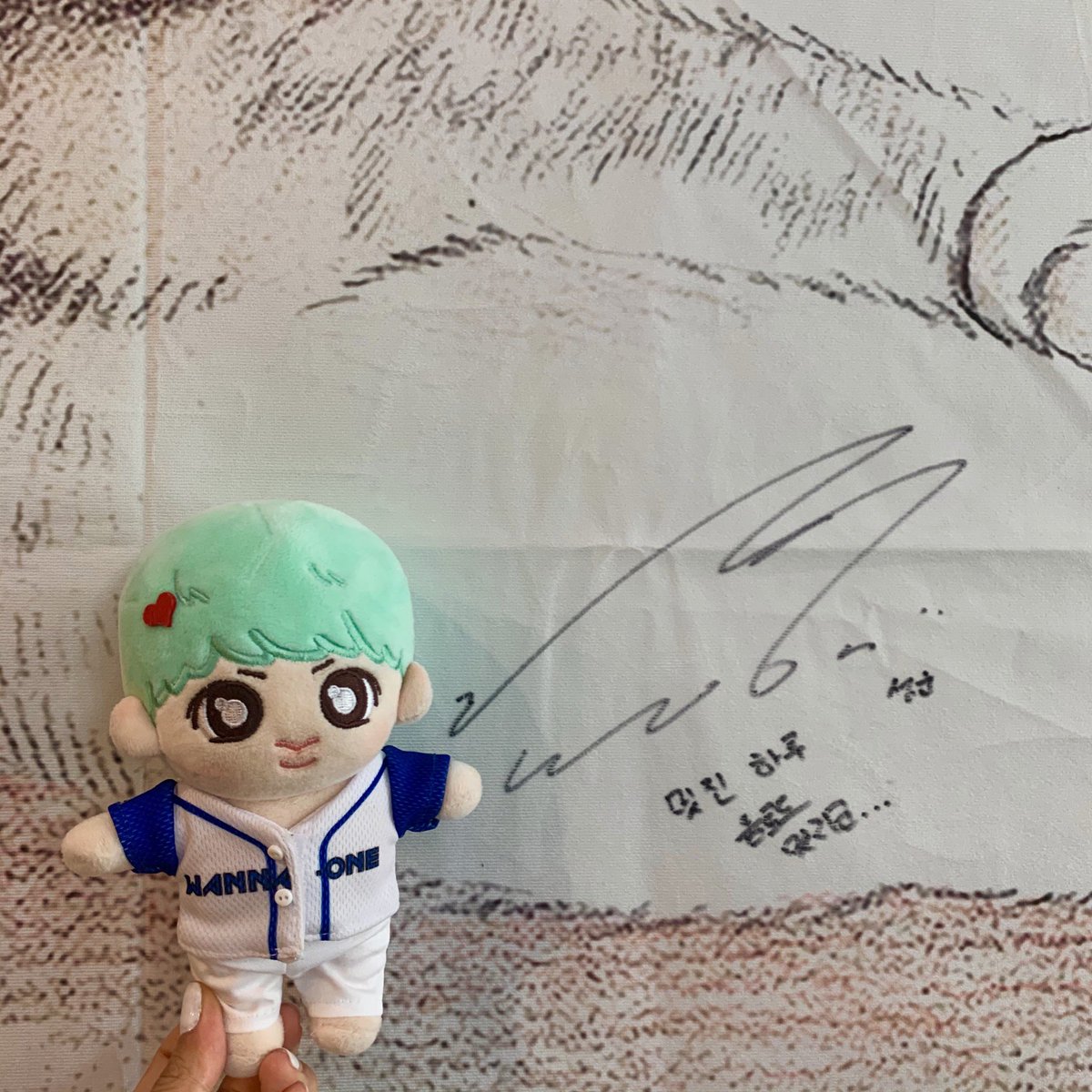 형아가 가따온 카페 가따와써! 
미숫가루라떼 암냠냠
(누나가 게을러서 옷은 아직도 8월7일에 머물러있음^^..)
#셍콩이 #민콩이 #민콩