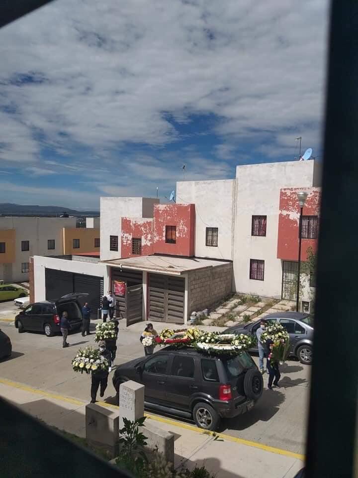 ze_kenji's tweet photo. 🤦🏼‍♂️ | CRÓNICA DE UNA MUERTE ANUNCIADA: ⭕ En la última y muy lamentable, se observa al domicilio hoy de luto con arreglos florales.  EVITEN LA PENA QUE LES DIGAN, “EN LA CASA NO SE PUEDE” https://t.co/LrpcUgV1nT