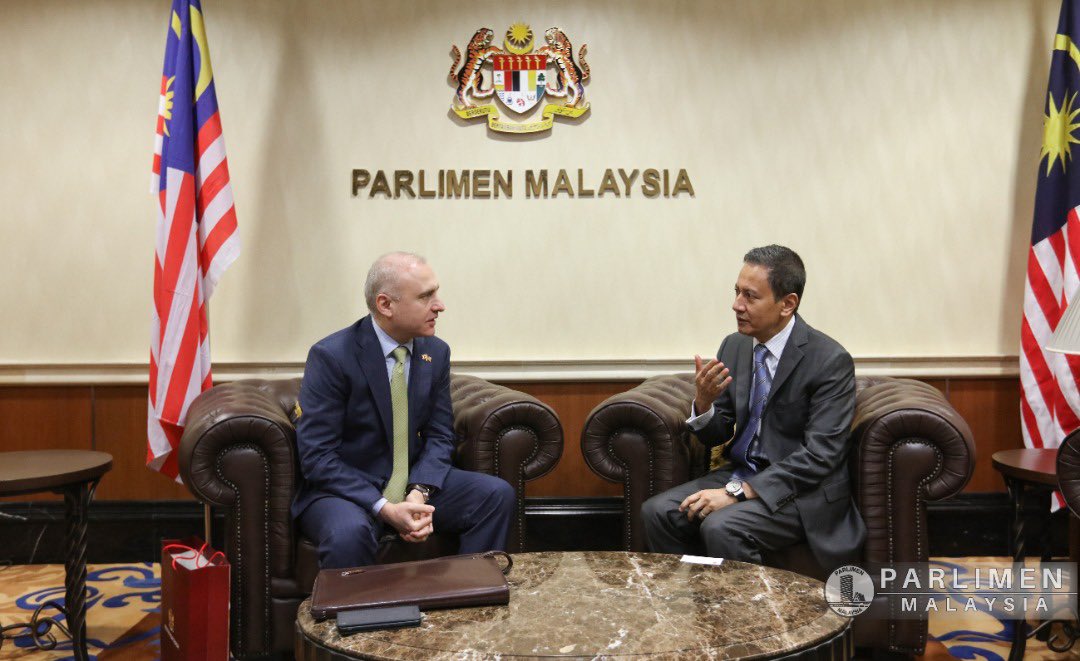 MYParlimen's tweet image. Kunjungan Hormat ke atas YB Datuk Azhar Azizan Harun, Yang di-Pertua Dewan Rakyat oleh HE Mr Nikoloz Apkkhazava, Ambassador of Georgia to Malaysia di Pejabat Yang di-Pertua Dewan Rakyat. (12/8/2020)

📷 Parlimen Malaysia | Julie Aziah Salim 

#ypdr
#dewanrakyat