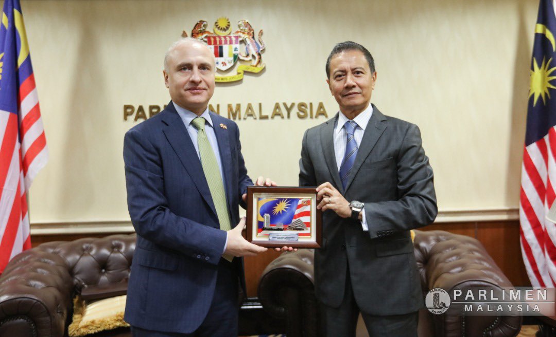 MYParlimen's tweet image. Kunjungan Hormat ke atas YB Datuk Azhar Azizan Harun, Yang di-Pertua Dewan Rakyat oleh HE Mr Nikoloz Apkkhazava, Ambassador of Georgia to Malaysia di Pejabat Yang di-Pertua Dewan Rakyat. (12/8/2020)

📷 Parlimen Malaysia | Julie Aziah Salim 

#ypdr
#dewanrakyat