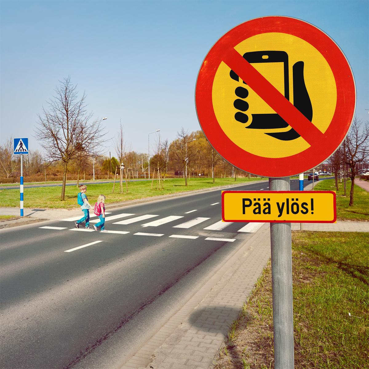 Pää ylös, puhelin alas. Huomioithan pienet ja suuret kanssaliikkujat suojatiellä. #liikenneturvallisuus #koulujenalku #koulualkaa #koulu