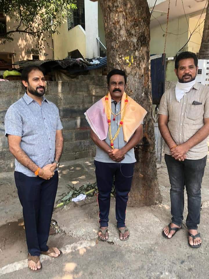 KRMSSOrg's tweet photo. Police constable Kumara Swamy resident of Vijaynagar Bangalore working at Commissioner office. He went Dharwad by his two wheeler to deliver medicine for cancer patient during first lockdown.With Dr. Sangamesh & Harsha Mutalik
COVID19 warriors are unseen
#SelfieWithSadhak #KRMSS https://t.co/UNQVLMCXnO
