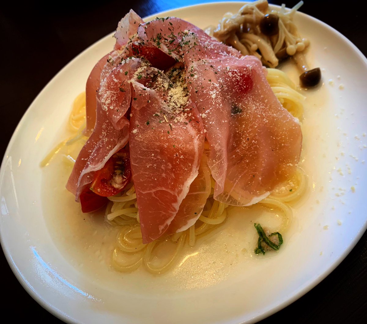 Towlsdream's tweet photo. 本日の日替わり
ツナとレモンの冷製パスタ〜生ハム添え〜自家製きのこのピクルス付き
暑い夏にぴっしの爽やかパスタです!^_^
#owlsdream #cafe #lunch #yokosuka #pasta #cold #summer #reflesh #カフェランチ #横須賀カフェ #冷製パスタ #京急大津 #さっぱり #かき氷 #自家製ピクルス #生ハム https://t.co/8FB3NKYcgJ