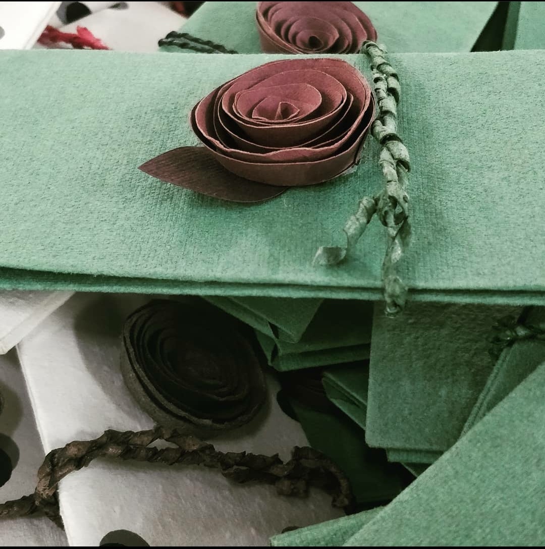 bluecatpaper's tweet photo. Post a letter to that special someone… Envelopes by #Bluecatpaper. #Sustainable envelopes allow you to send your loved ones sentimental pieces of your writing, that they can cherish forever.
#Envelopes #handmadepaper #TreeFree #recycledpaper #supportenvironment #savetrees https://t.co/5KpsFl9q0q