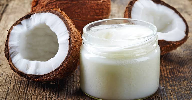 Singapennae2's tweet photo. #Vaseline is occlusive. It prevents the moisture from escaping your skin, thus helping in maintain hydration. Due to its occlusive nature, it also does not allow any other ingredient to penetrate your skin. Using Vaseline &amp; coconut oil together may not keep the skin moisturized, https://t.co/BGgwzVuCiS