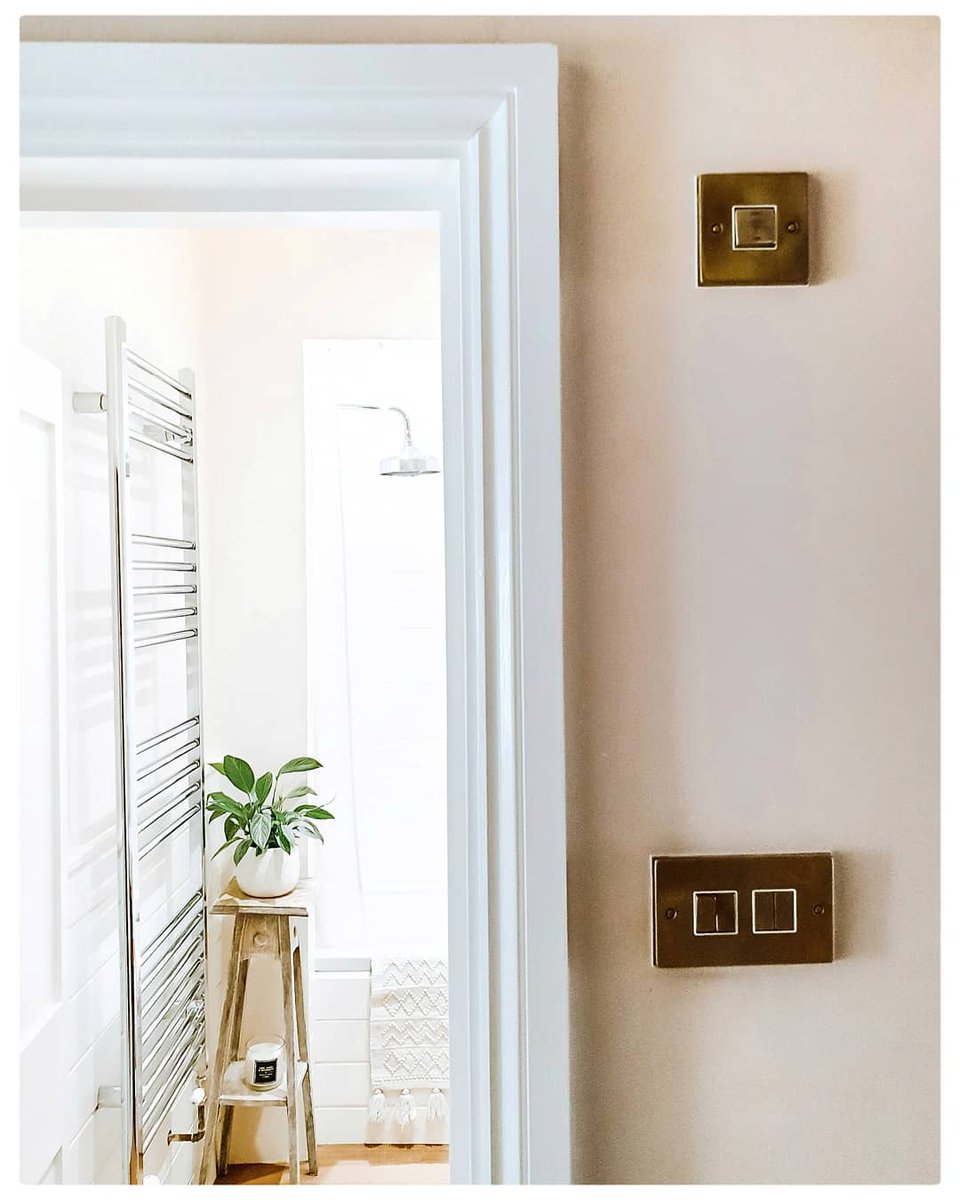 Thestylepad_uk's tweet photo. Sneaky shot of the bathroom! 🛁💕 Featuring a gorgeous plant stand I picked up at the auction for £6 &amp; gave it a "whitewash". I love the "whitewashed" look. Maybe it's because I'm such a fan of wood tones and white...so why not combine them both?! 🌿

#upcycle #styling #bathroom https://t.co/uhQHQKEsCX