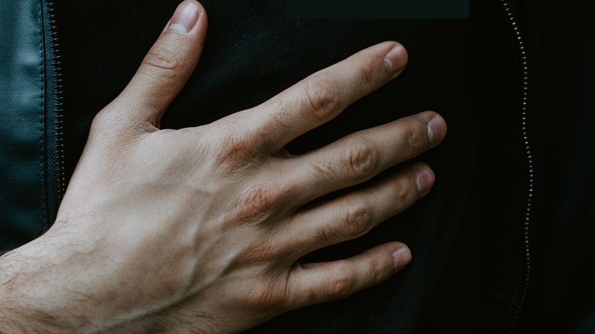 SAHeart_ZA's tweet photo. Research suggests that #heart attacks, #angina and other heart events increase during certain seasons. Keen to know why? Then read on: https://t.co/4Jvj9b8FEm #cardiotwitter #heartdisease #heartattack https://t.co/2O70h8tYrj
