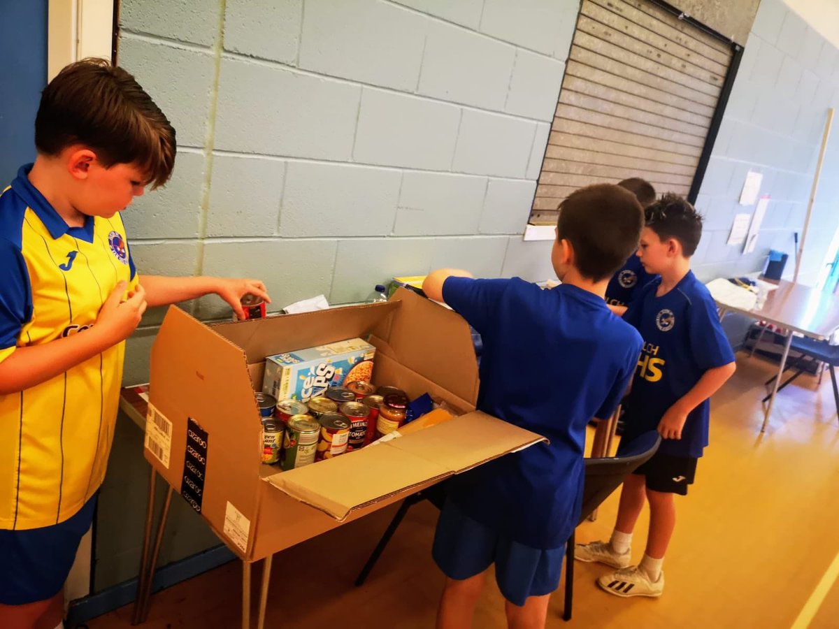 TalycopaAFC's tweet photo. Our U10s brought food items to training and have just donated the food items to Birchgrove food bank 👏  Excellent work boys, great community spirt 🙌👏 https://t.co/oNftnJciXw