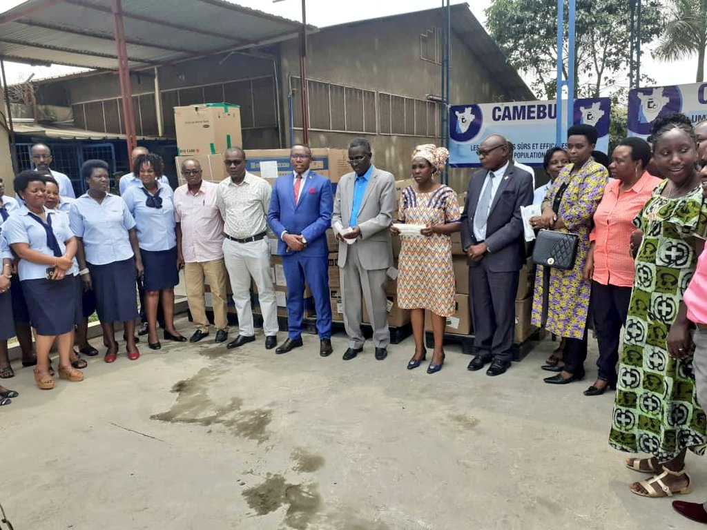 #Burundi Un don de 75000 masques d'une valeur de plus de 61M a été accordé à la <a href="/CeniBurundi/">Commission Electorale Nationale Indépendante</a> par la <a href="/mspls_bdi/">Ministère de la Santé Publique Burundi(MSPLS)</a> pour faire face aux prochains scrutins collinaires prévus le 24 Août. Ils seront utilisés par les agents de la CENI et les mandataires politiques. 
#COVID19