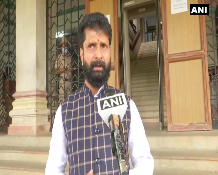 ANI's tweet photo. Riot was planned. Petrol bombs &amp; stones were used in destruction of property. Over 300 vehicles were burnt. We have suspects but can only confirm after investigation. We will do asset recovery from rioters like in Uttar Pradesh: CT Ravi, Karnataka Minister on Bengaluru violence https://t.co/D3xe9OTYZF