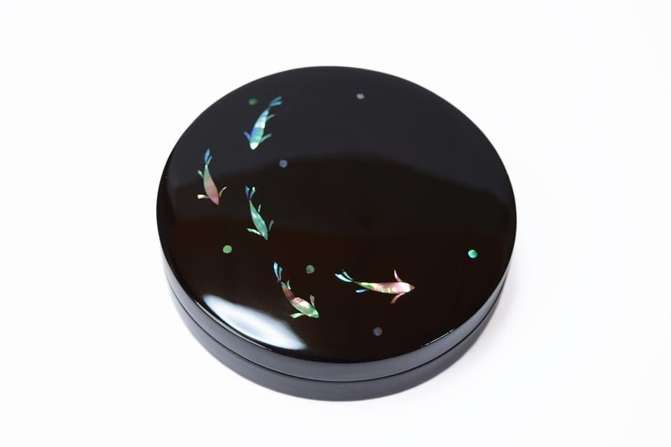 優雅に泳ぐ鮎をデザインした螺鈿香合です。 まるで香合の上に5匹の鮎が