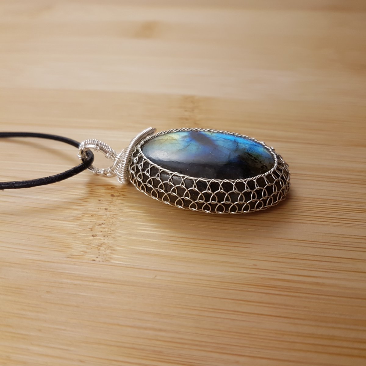 OiShinyThings's tweet image. Can&apos;t make its mind up which colour it wants to glow, so it&apos;s going to shine all of them! 
etsy.com/uk/listing/839…
#ShopSmall #TreatYourself #MagicOnTheGo