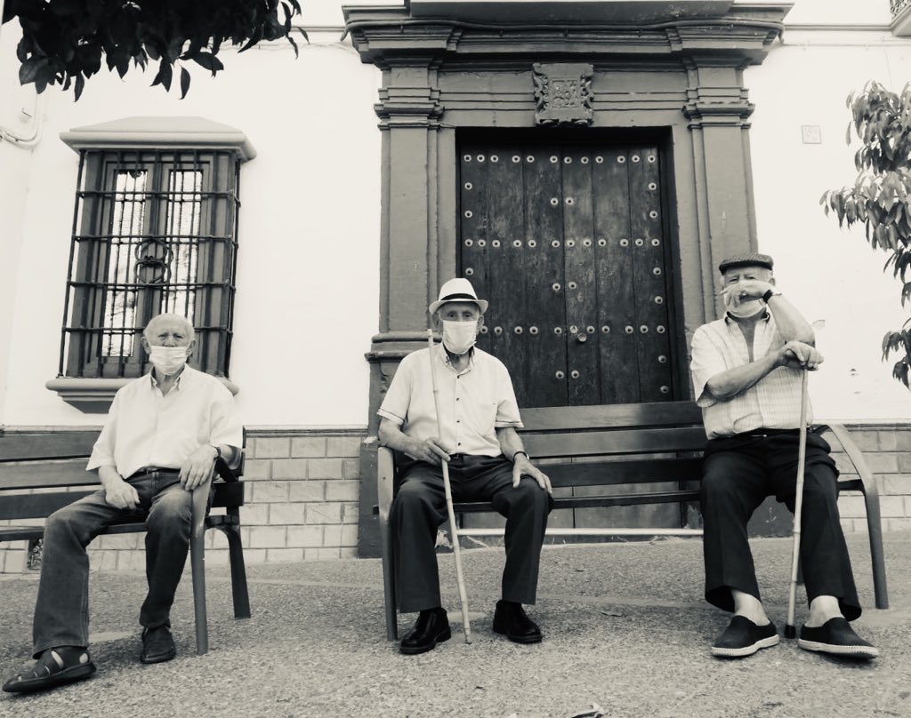 Y nos seguirán dando lecciones...
#Nuestrosmayores
#Nuestromayorpatrimonio 
📸 Ayuntamiento de Setenil de las Bodegas