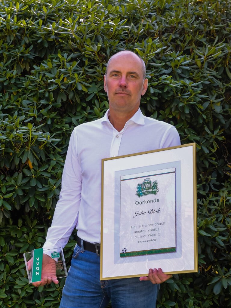 Beste amateurtrainer 🏆|

“𝔻𝕚𝕥 𝕚𝕤 𝕖𝕖𝕟 𝕡𝕣𝕚𝕛𝕤 𝕧𝕠𝕠𝕣 𝕕𝕖 𝕙𝕖𝕝𝕖 𝕔𝕝𝕦𝕓, 𝕚𝕖𝕕𝕖𝕣𝕖𝕖𝕟 𝕙𝕖𝕖𝕗𝕥 𝕙𝕚𝕖𝕣 𝕒𝕒𝕟 𝕞𝕖𝕖𝕘𝕖𝕨𝕖𝕣𝕜𝕥. 𝔻𝕒𝕟𝕜𝕛𝕖𝕨𝕖𝕝!”

John, voor wat jij allemaal voor de club doet, komt deze prijs je meer dan toe!