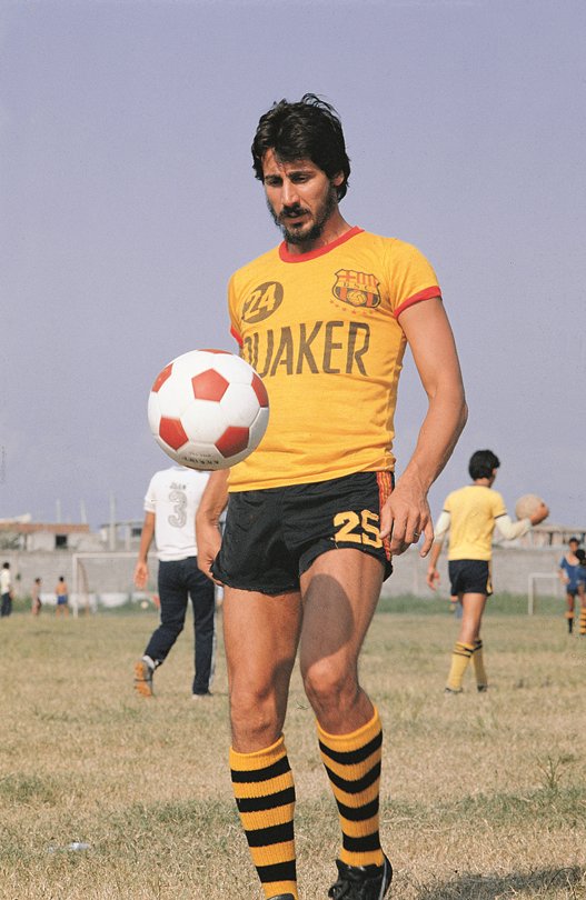 MauricioOrtegaE's tweet photo. En los 80's y 90's #BSC tuvo 2 duplas de centrales como #AlfredoDeLosSantos y #HolguerQuiñónez y Pedro @monchomonzon y @jimmy_montanero respectivamente, con quienes el #Ídolo jugó semifinales de #Libertadores ¿Cuál fue mejor? RT #DeLosSantosYQuiñónez o Me Gusta #MonzónYMontanero https://t.co/oVjbxoXFN2