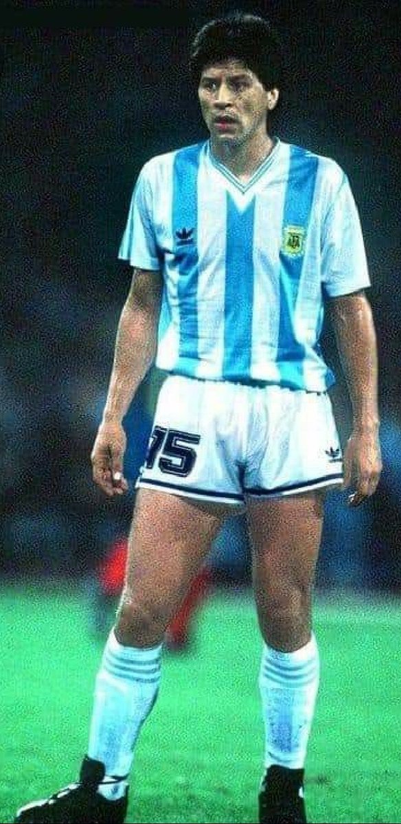 MauricioOrtegaE's tweet photo. En los 80's y 90's #BSC tuvo 2 duplas de centrales como #AlfredoDeLosSantos y #HolguerQuiñónez y Pedro @monchomonzon y @jimmy_montanero respectivamente, con quienes el #Ídolo jugó semifinales de #Libertadores ¿Cuál fue mejor? RT #DeLosSantosYQuiñónez o Me Gusta #MonzónYMontanero https://t.co/oVjbxoXFN2